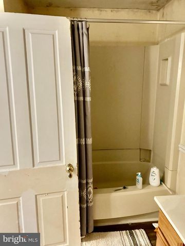 9 W PENNSYLVANIA AVE, Stewartstown, PA 17363