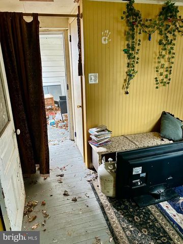 9 W PENNSYLVANIA AVE, Stewartstown, PA 17363