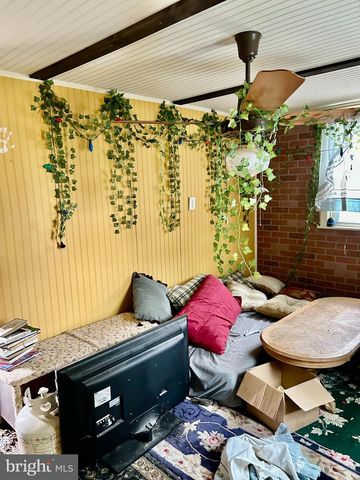 9 W PENNSYLVANIA AVE, Stewartstown, PA 17363