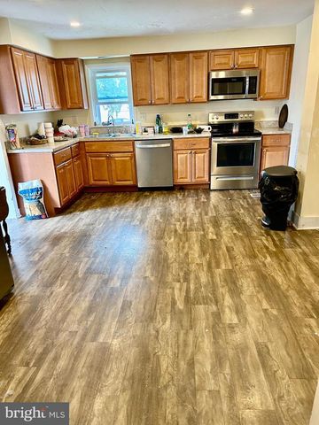 9 W PENNSYLVANIA AVE, Stewartstown, PA 17363