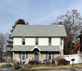 9 W PENNSYLVANIA AVE, Stewartstown, PA 17363