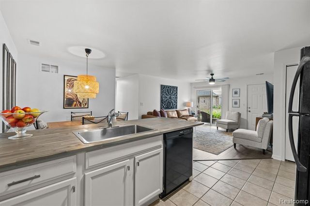 24149 Wedgewood Circle, Warren, MI 48091