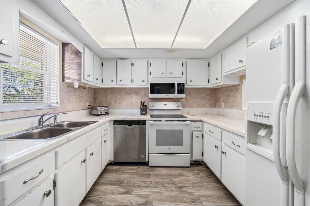 419 S Us Highway 1 E201, North Palm Beach, FL 33408