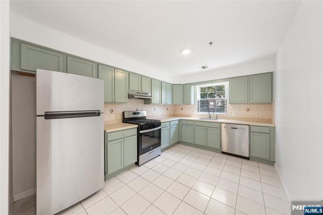 338 S 10th Street, Newark, NJ 07103