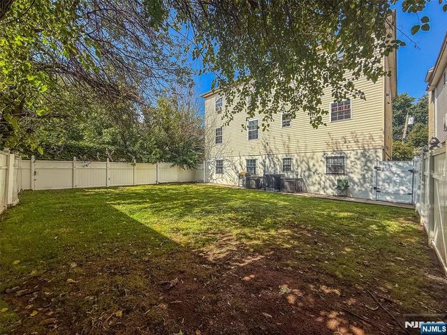 338 S 10th Street, Newark, NJ 07103
