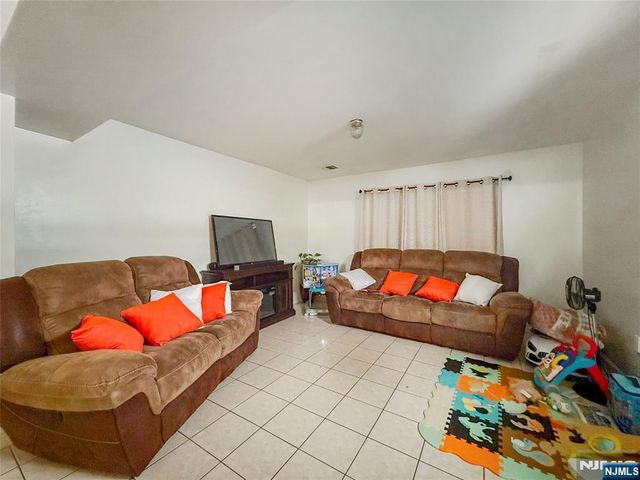 338 S 10th Street, Newark, NJ 07103