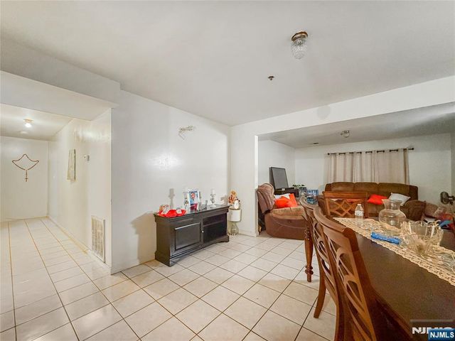 338 S 10th Street, Newark, NJ 07103