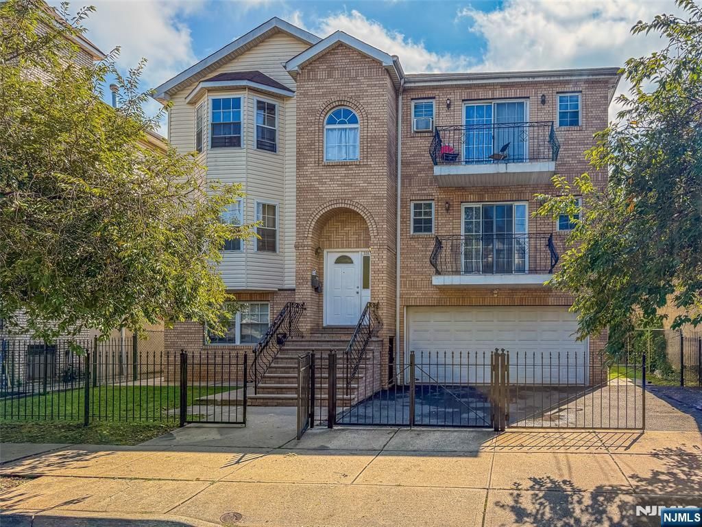 338 S 10th Street, Newark, NJ 07103