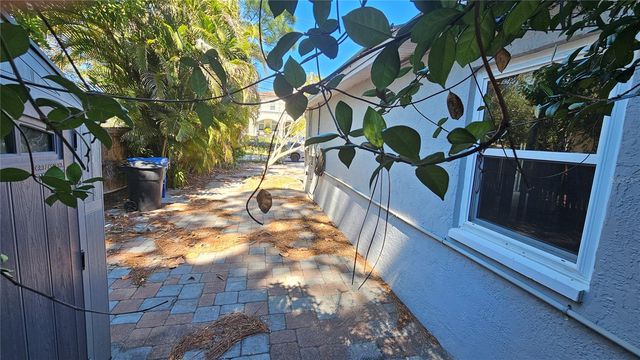 208 48TH AVENUE N, St Petersburg, FL 33703