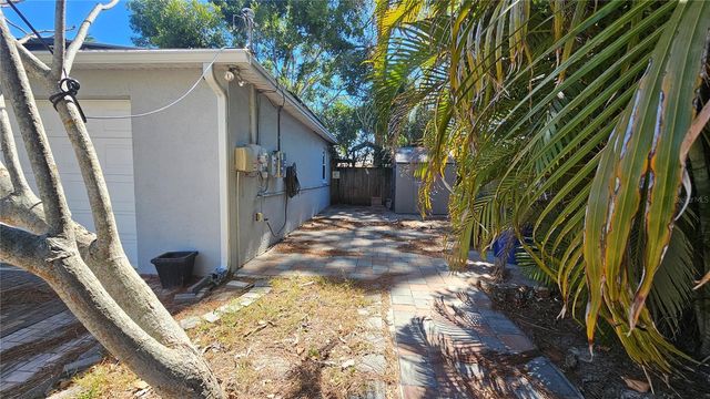 208 48TH AVENUE N, St Petersburg, FL 33703