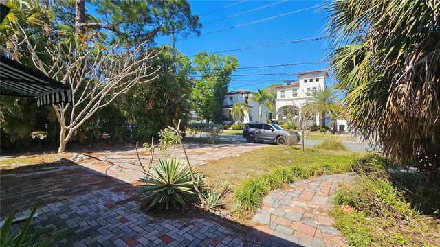 208 48TH AVENUE N, St Petersburg, FL 33703