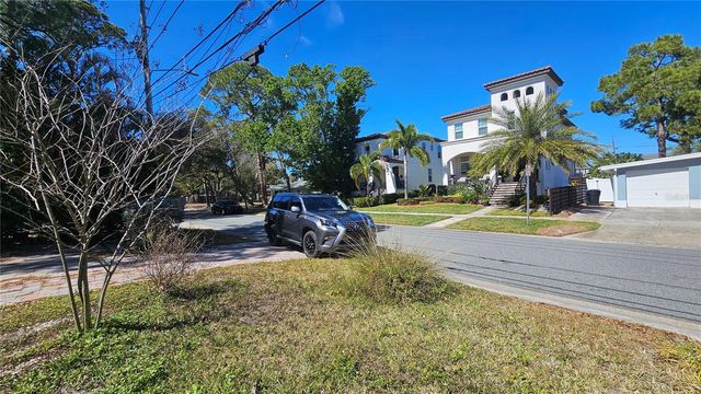 208 48TH AVENUE N, St Petersburg, FL 33703