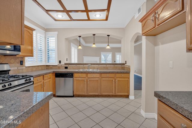 7072 LUZ DE ESPEJO Drive, El Paso, TX 79912