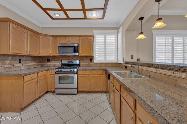 7072 LUZ DE ESPEJO Drive, El Paso, TX 79912