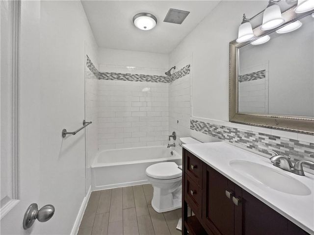 7821 N Overland Drive, Kansas City, MO 64151