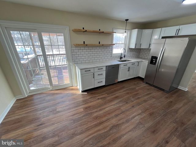 325 VILLAGE SPRING LN, Reinholds, PA 17569