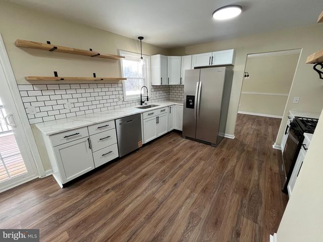 325 VILLAGE SPRING LN, Reinholds, PA 17569