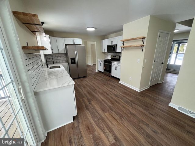 325 VILLAGE SPRING LN, Reinholds, PA 17569