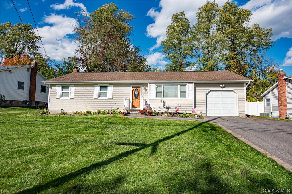 23 Wyandotte Street, Selden, NY 11784