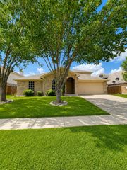 825 Forest Heights Drive, Fort Worth, TX 76036