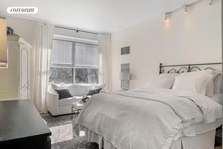 200 E 69th St Apt 4R, New York City, NY 10021