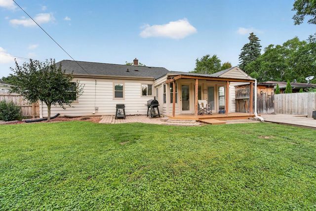 1127 W Colonial DRIVE, Mount Pleasant, WI 53405