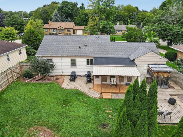 1127 W Colonial DRIVE, Mount Pleasant, WI 53405