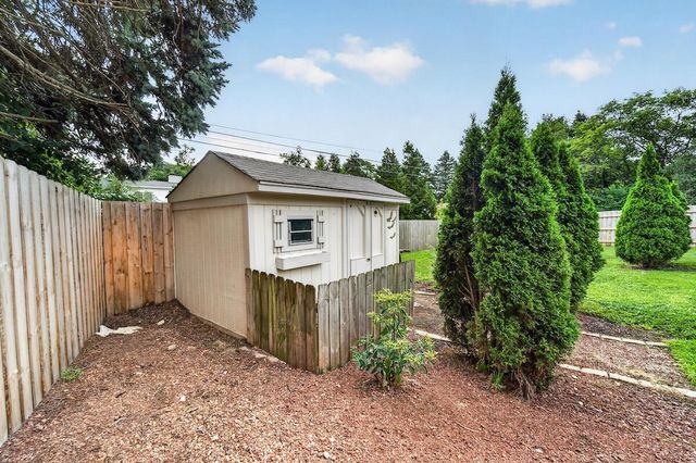 1127 W Colonial DRIVE, Mount Pleasant, WI 53405