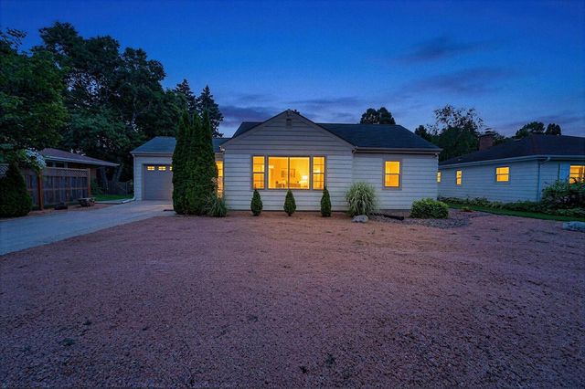 1127 W Colonial DRIVE, Mount Pleasant, WI 53405
