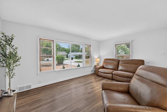 1127 W Colonial DRIVE, Mount Pleasant, WI 53405