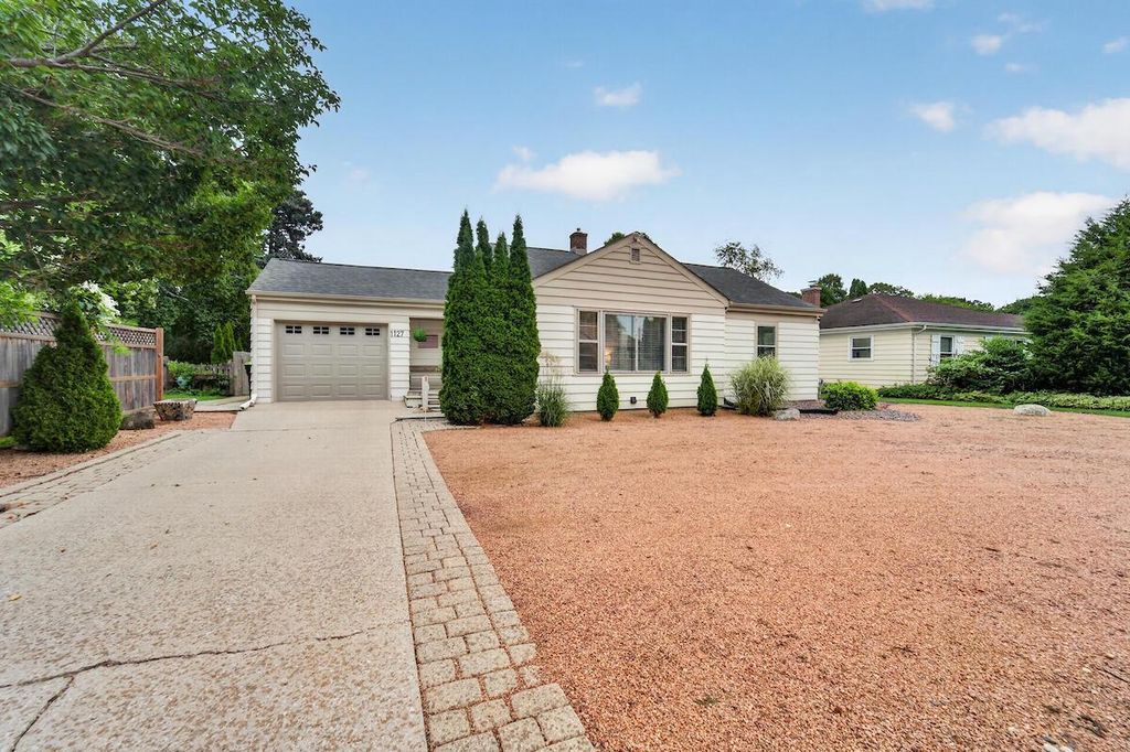 1127 W Colonial DRIVE, Mount Pleasant, WI 53405
