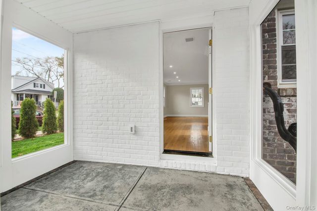 2 Bayview Court, Manhasset, NY 11030