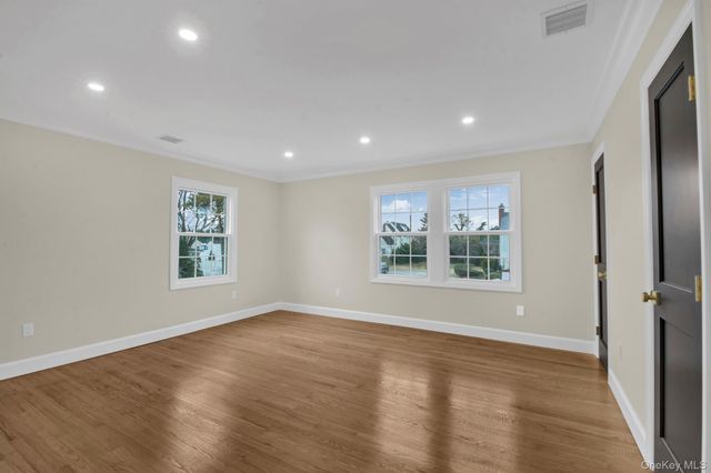 2 Bayview Court, Manhasset, NY 11030