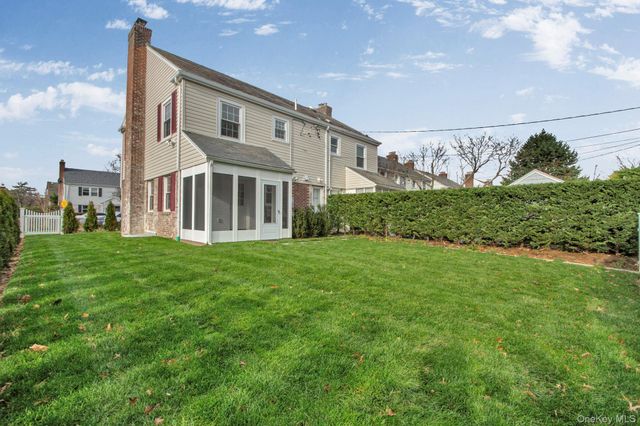 2 Bayview Court, Manhasset, NY 11030