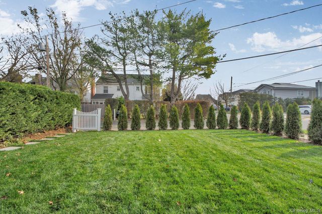 2 Bayview Court, Manhasset, NY 11030