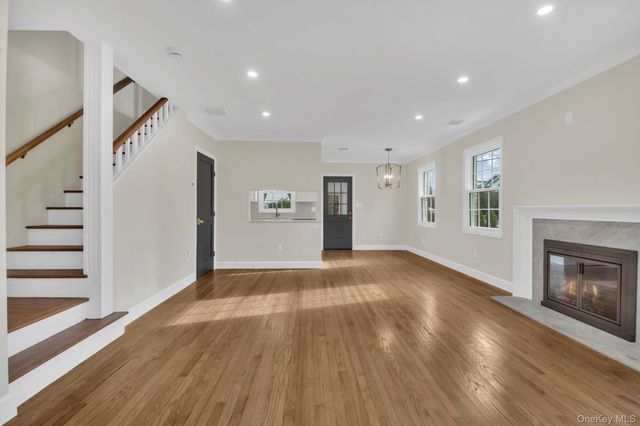 2 Bayview Court, Manhasset, NY 11030