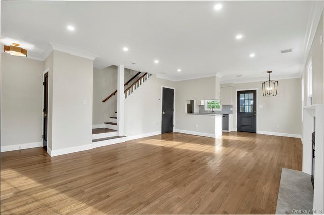 2 Bayview Court, Manhasset, NY 11030