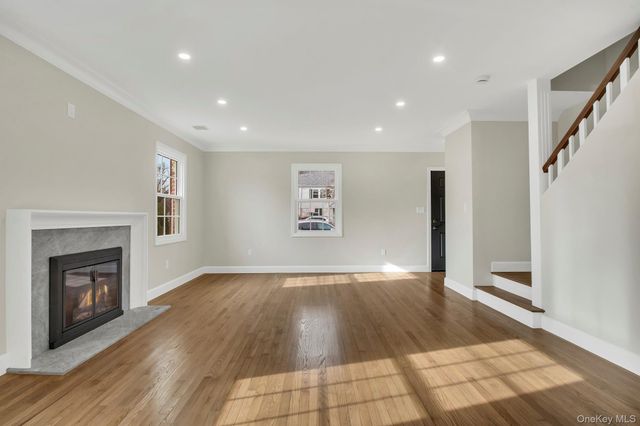 2 Bayview Court, Manhasset, NY 11030