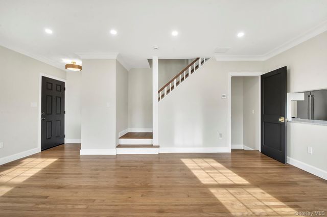 2 Bayview Court, Manhasset, NY 11030