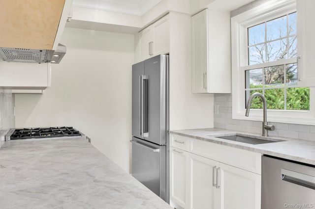 2 Bayview Court, Manhasset, NY 11030