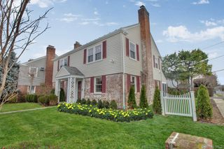 2 Bayview Court, Manhasset, NY 11030