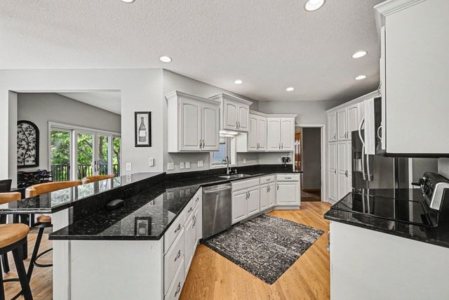 8150 9th Street Place N, Oakdale, MN 55128