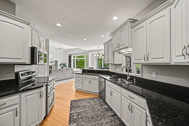 8150 9th Street Place N, Oakdale, MN 55128