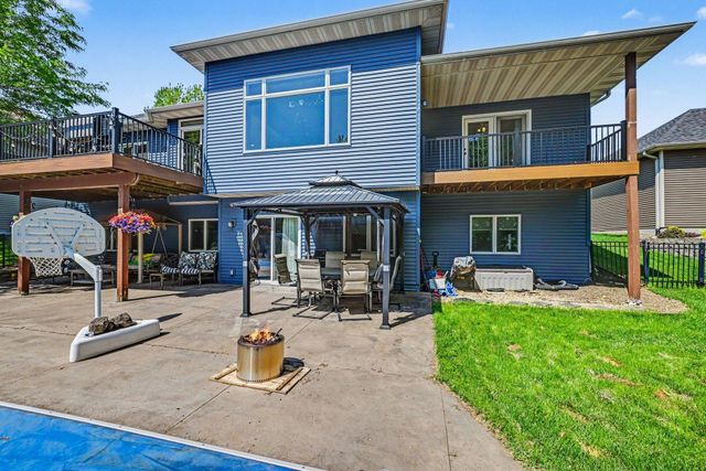 8150 9th Street Place N, Oakdale, MN 55128