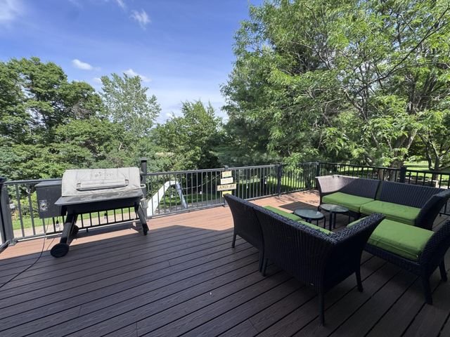 8150 9th Street Place N, Oakdale, MN 55128