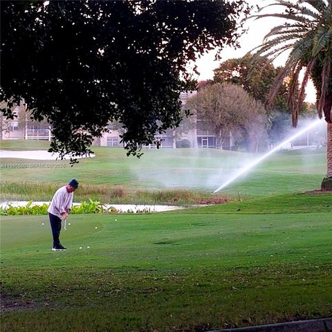 9470 Poinciana Pl 301, Davie, FL 33324