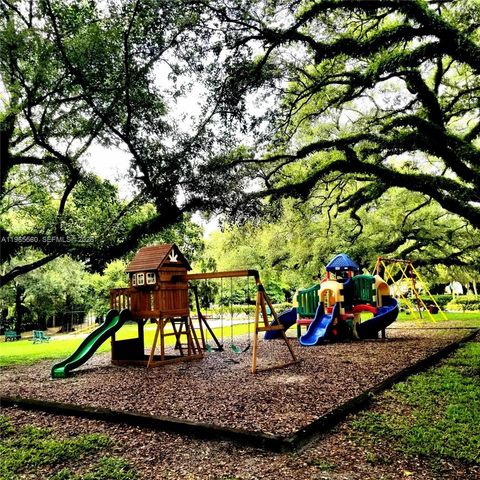 9470 Poinciana Pl 301, Davie, FL 33324