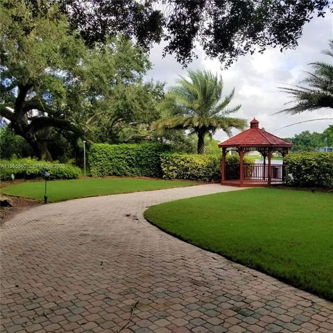 9470 Poinciana Pl 301, Davie, FL 33324