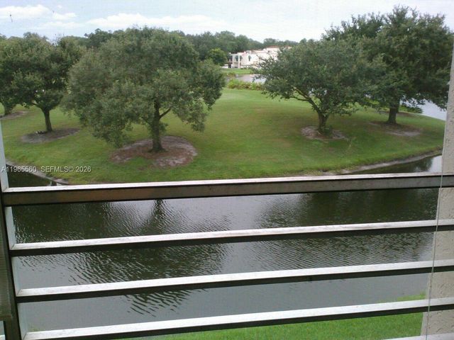 9470 Poinciana Pl 301, Davie, FL 33324