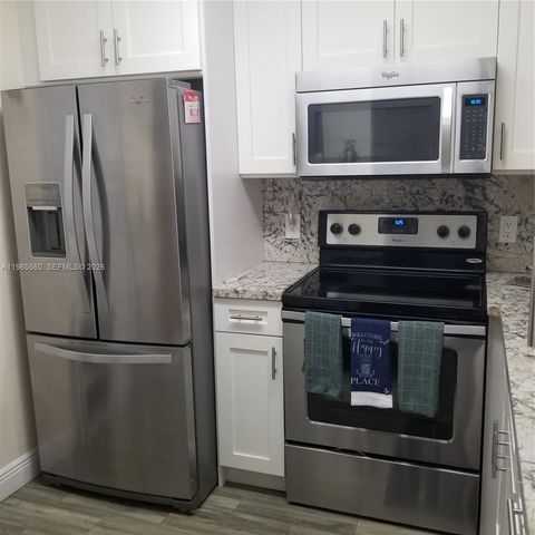 9470 Poinciana Pl 301, Davie, FL 33324